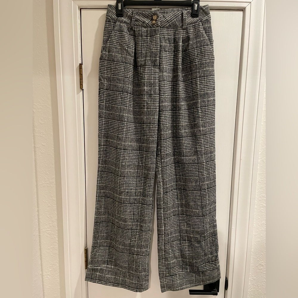 OSHOPLIVE women’s houndstooth plaid pants. Size medium. Polyester-with wool feel